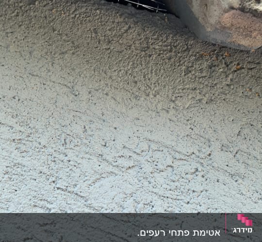 רשת מתכת מותקנת בפתח קיר למניעת כניסת יונים